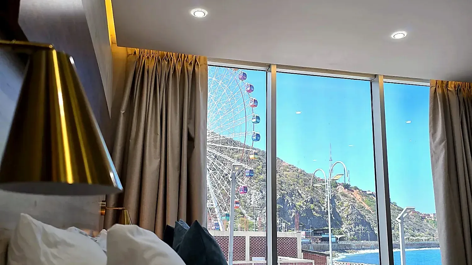 Suite with a window facing the sea and the La Guaira Ferris wheel